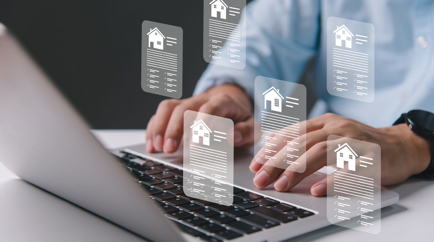 Un couple compare deux scénarios de simulation de crédit immobilier sur une tablette, assis dans un appartement contemporain